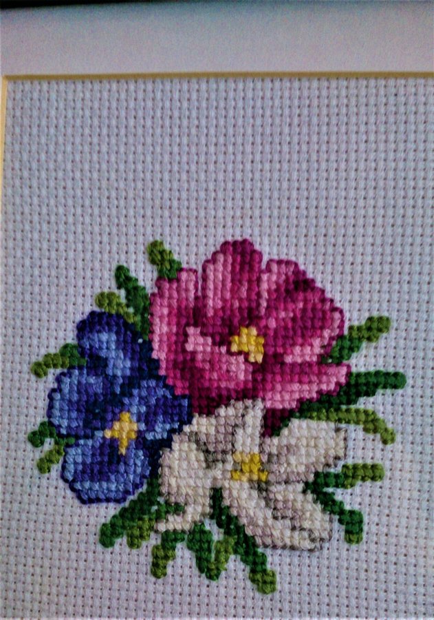 HANDBRODERAD TAVLA MED ANEMONER