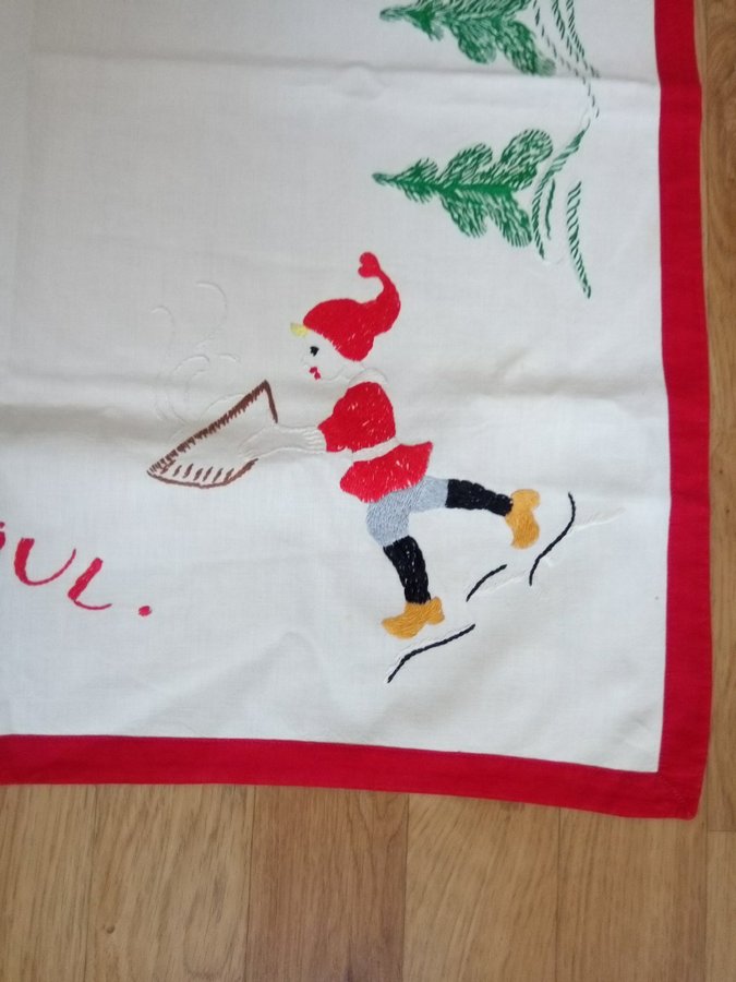 Handbroderad duk med julmotiv 64/64.