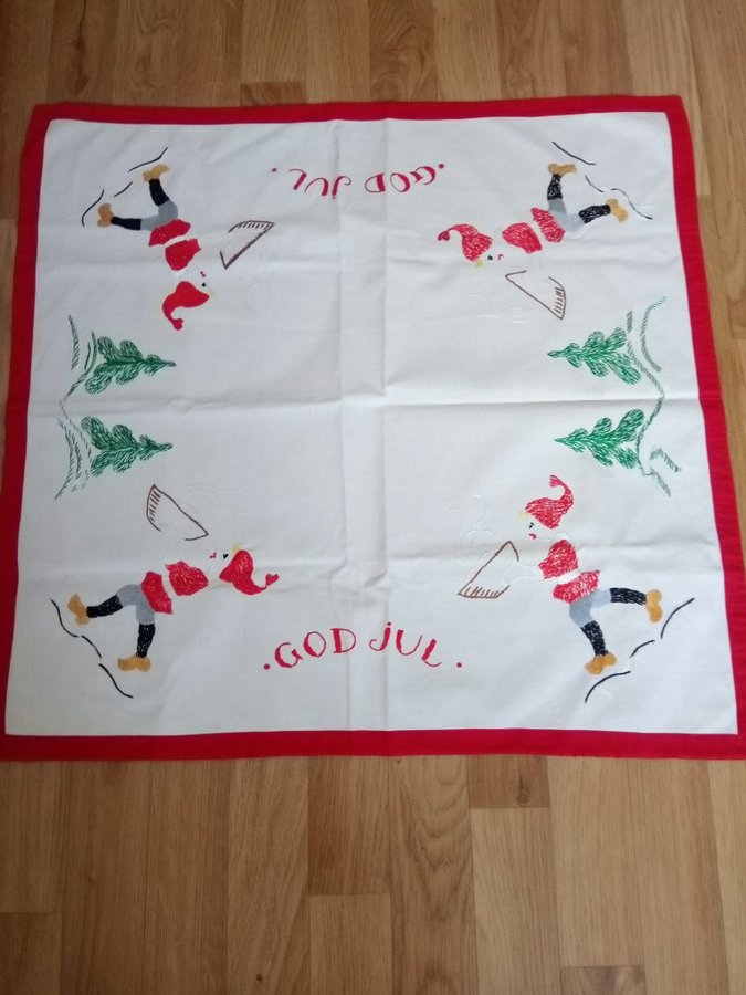 Handbroderad duk med julmotiv 64/64.