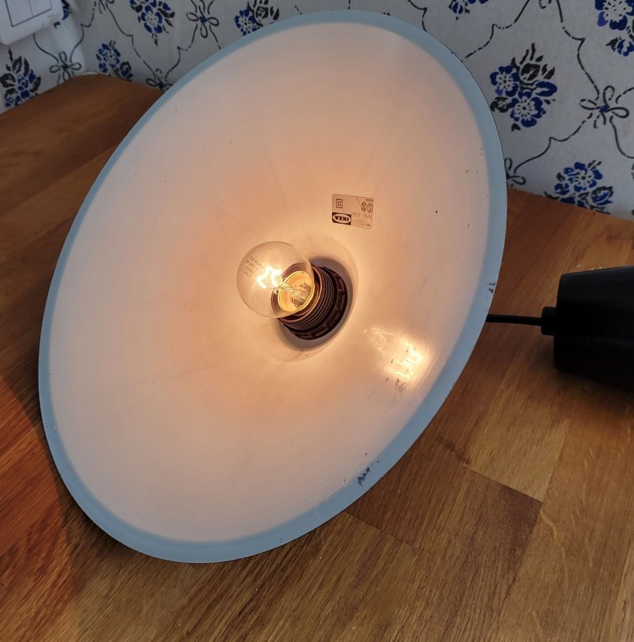 IKEA taklampa med Svart plåtskärm.