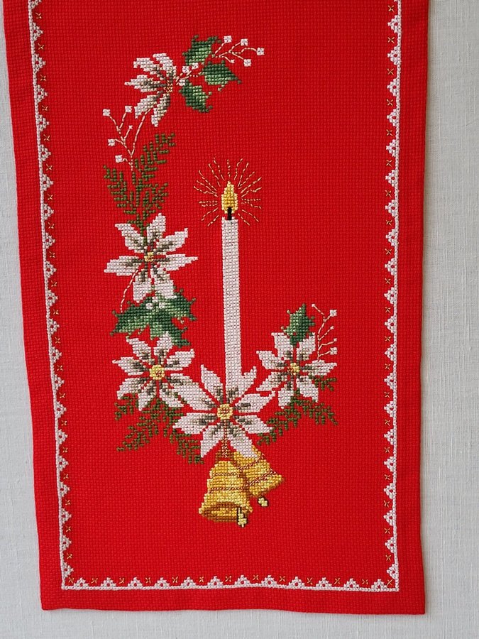 Jullöpare,fint broderad med ljus,klockor,julblommor.