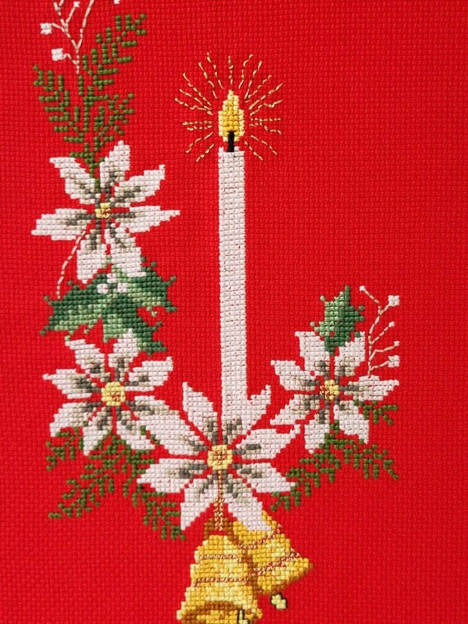 Jullöpare,fint broderad med ljus,klockor,julblommor.