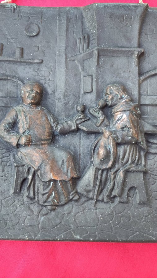 Väggdekoration i relief, brons, "Munkar dricker öl", 1900-tal