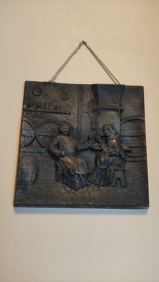 Väggdekoration i relief, brons, "Munkar dricker öl", 1900-tal