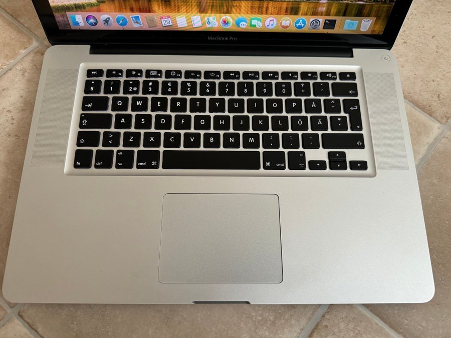 Finskick i7 MacBook Pro 12GB/240GB SSD Tidigt 2011 15tum nytt batteri