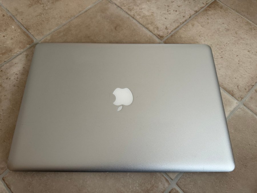 Finskick i7 MacBook Pro 12GB/240GB SSD Tidigt 2011 15tum nytt batteri