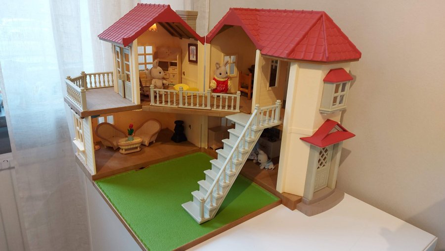 Sylvanian Families Fina Villan med fungerande lampor och lite möbler