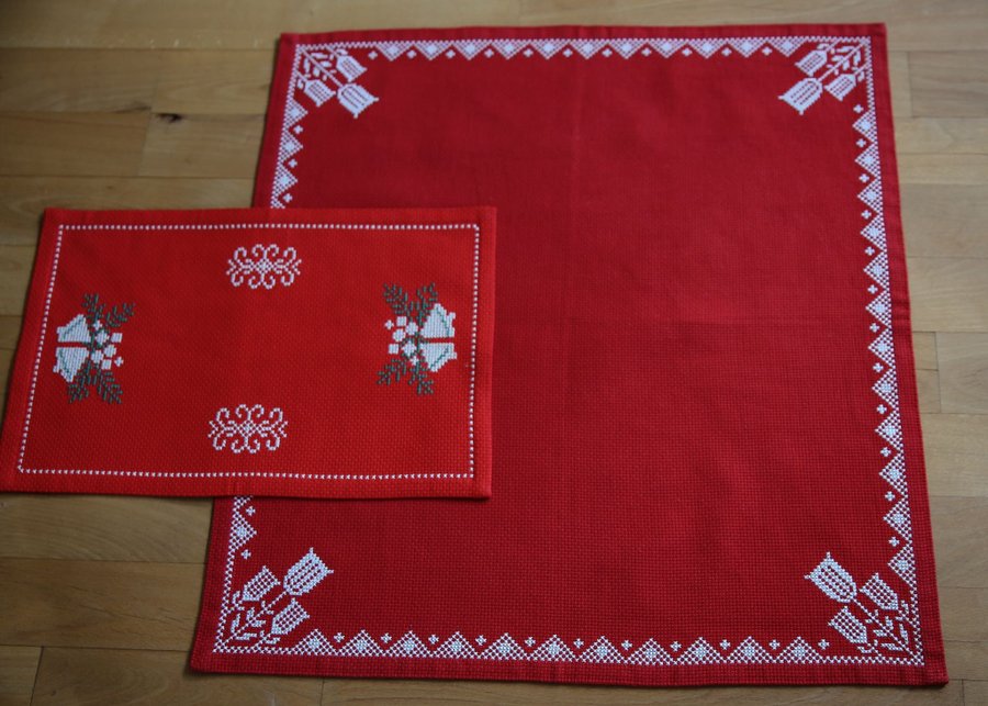 2 handbroderade röda juldukar