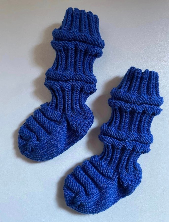 Handstickade Tågsockor Storlek ca 0-3/4 mån