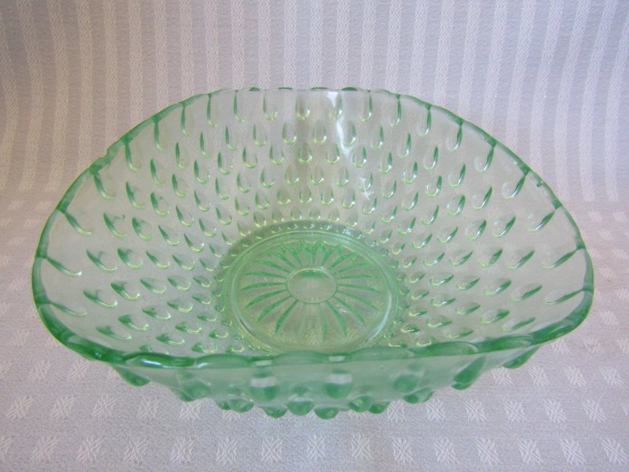 40-50tal glasbruk grön färgad glas skål m relief pluppar uran pressglas D16cm