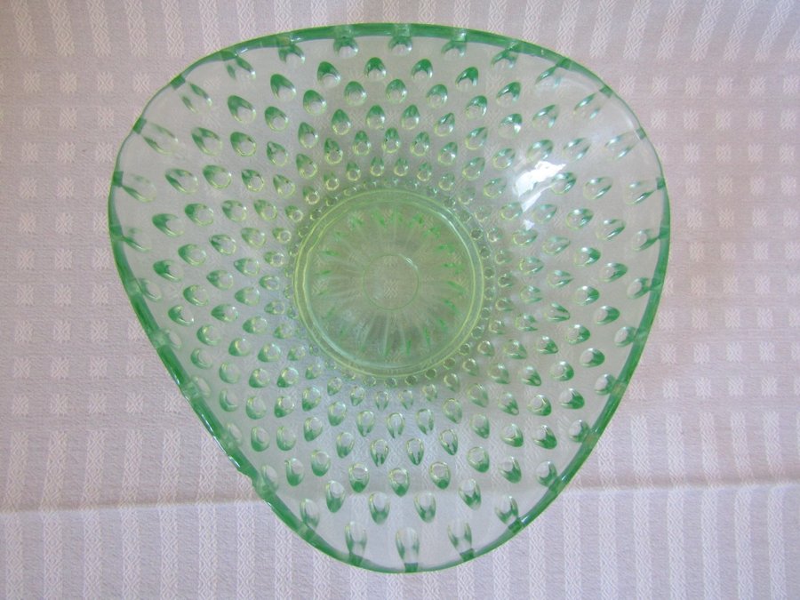 40-50tal glasbruk grön färgad glas skål m relief pluppar uran pressglas D16cm