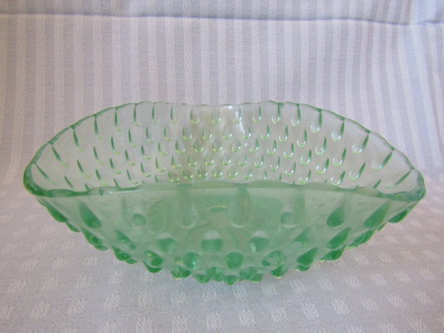 40-50tal glasbruk grön färgad glas skål m relief pluppar uran pressglas D16cm