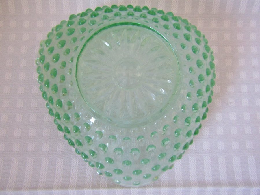 40-50tal glasbruk grön färgad glas skål m relief pluppar uran pressglas D16cm