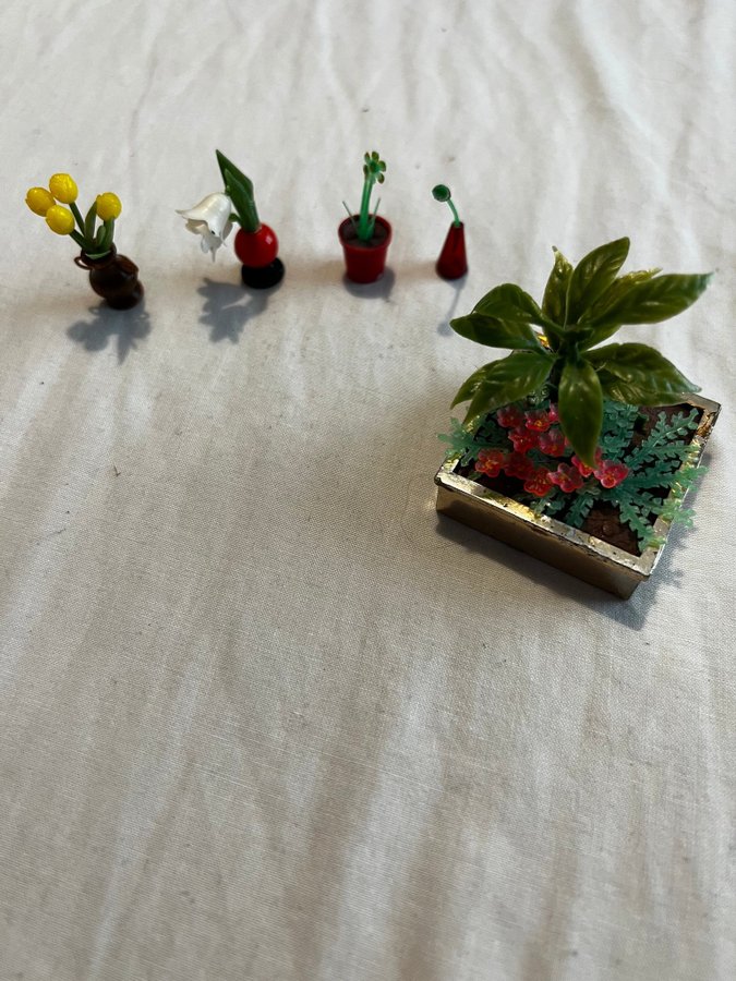 Miniatyrblommor i plast