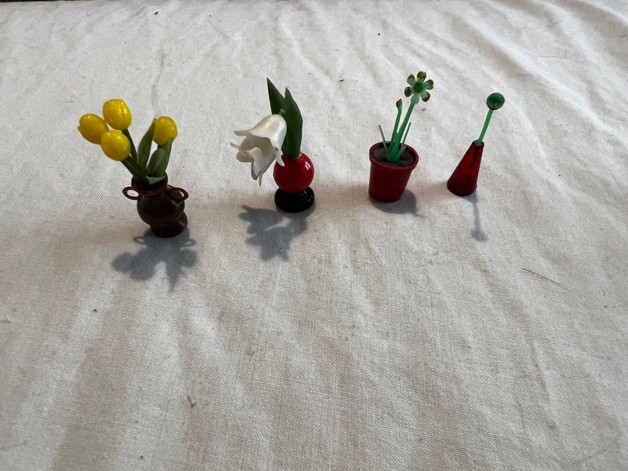 Miniatyrblommor i plast