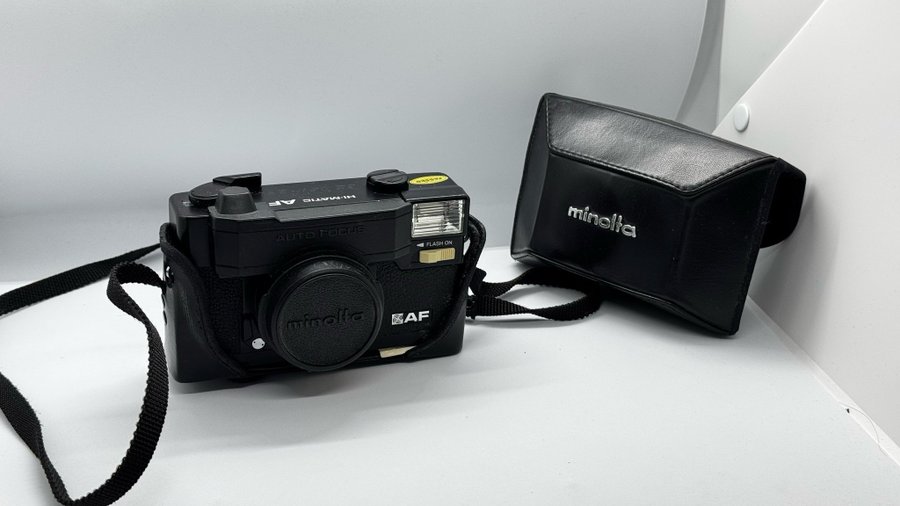 Minolta Hi-Matic AF Kamera med Fodral - Säljs i Befintligt Skick