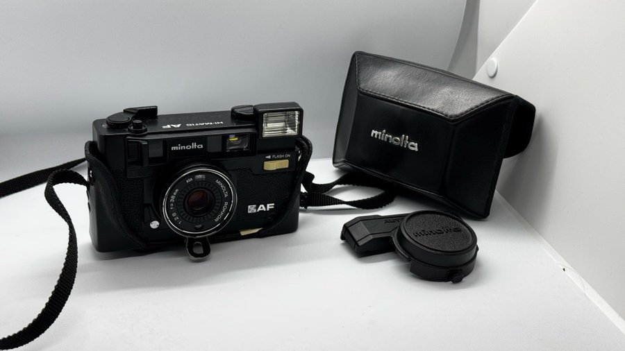 Minolta Hi-Matic AF Kamera med Fodral - Säljs i Befintligt Skick