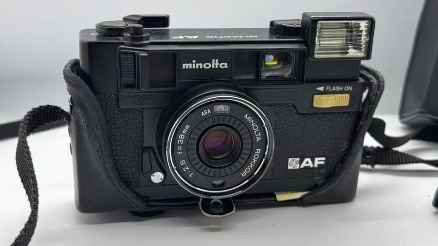 Minolta Hi-Matic AF Kamera med Fodral - Säljs i Befintligt Skick