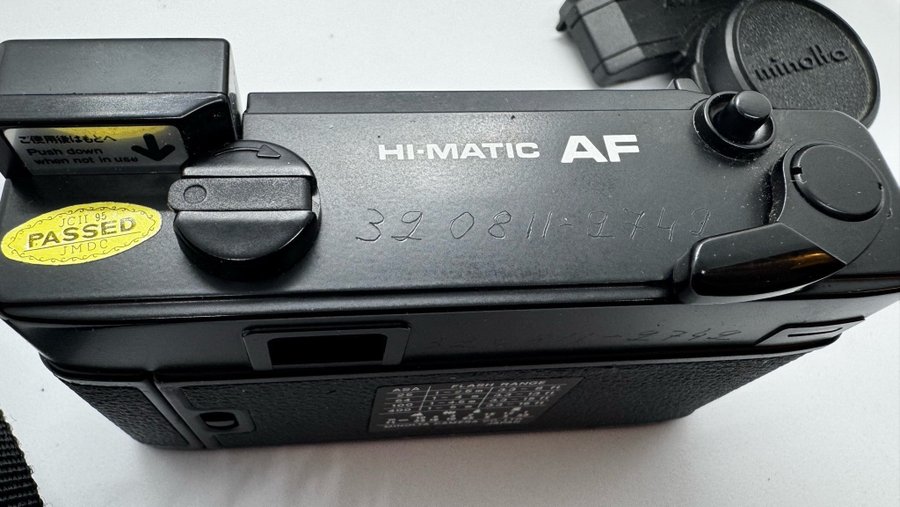 Minolta Hi-Matic AF Kamera med Fodral - Säljs i Befintligt Skick