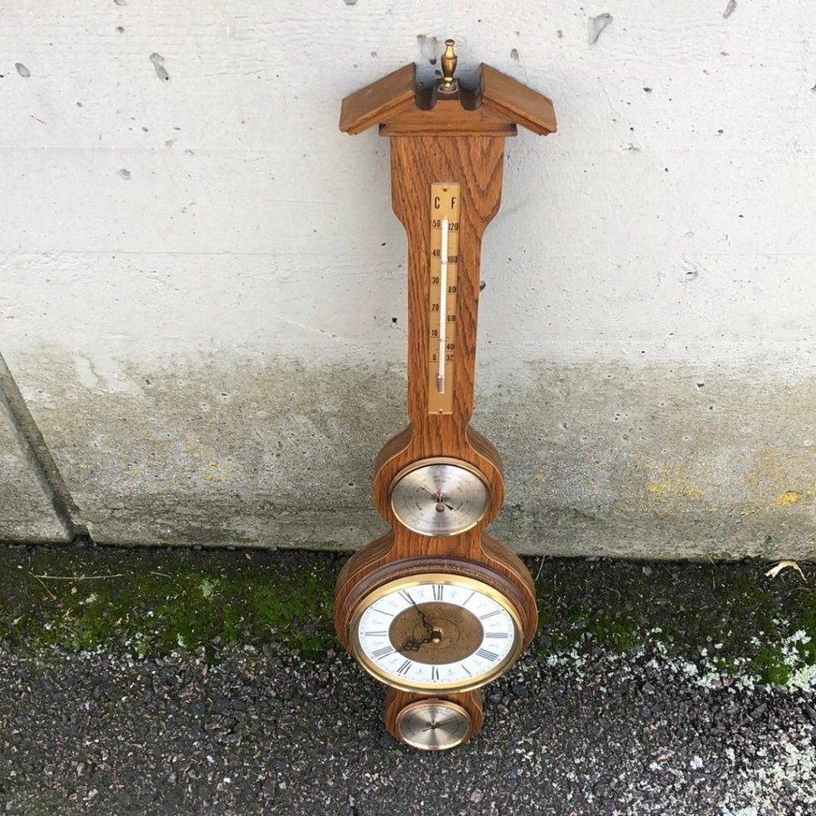 Väggklocka med barometer och termometer