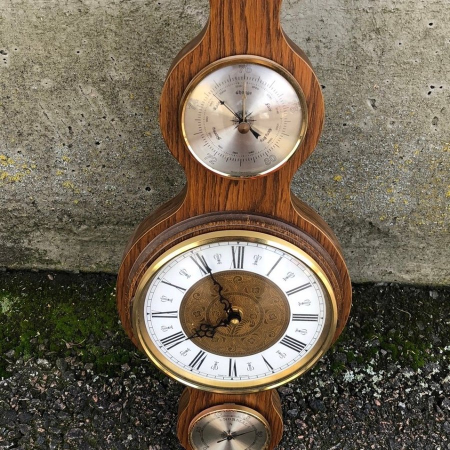 Väggklocka med barometer och termometer