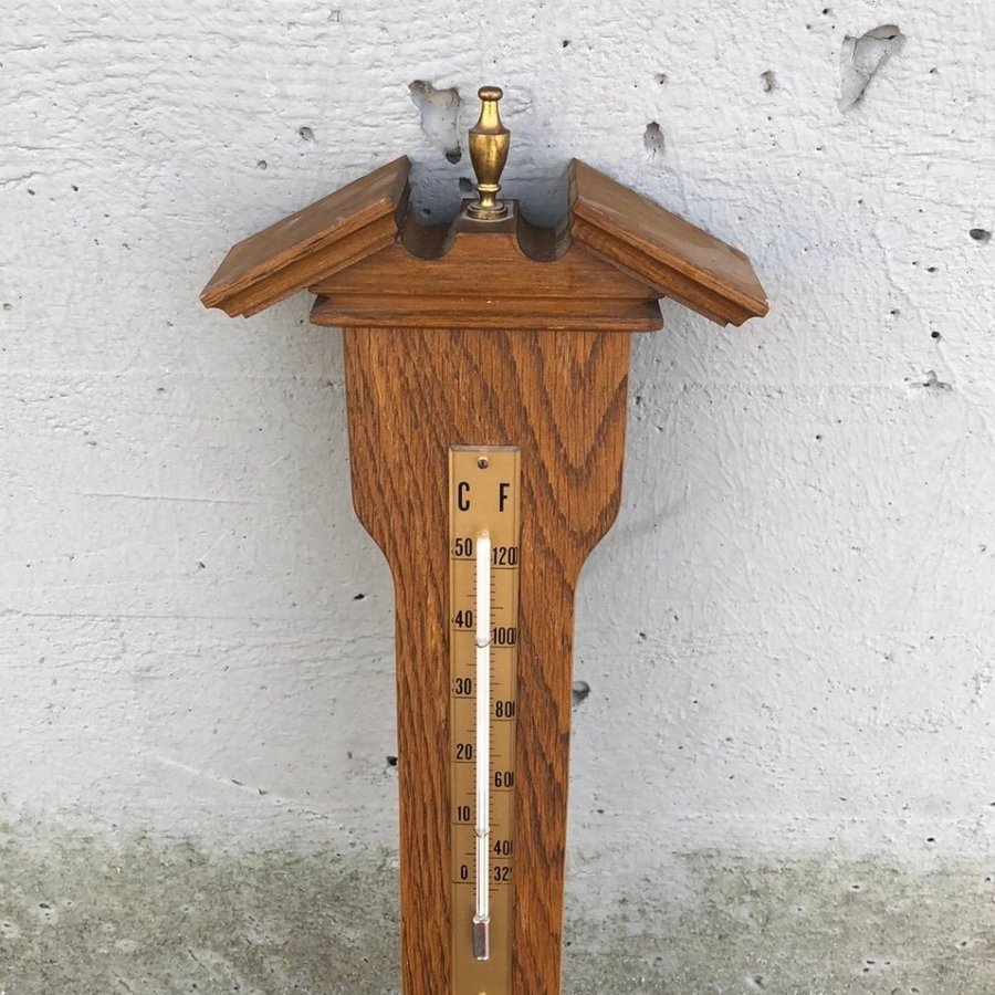 Väggklocka med barometer och termometer