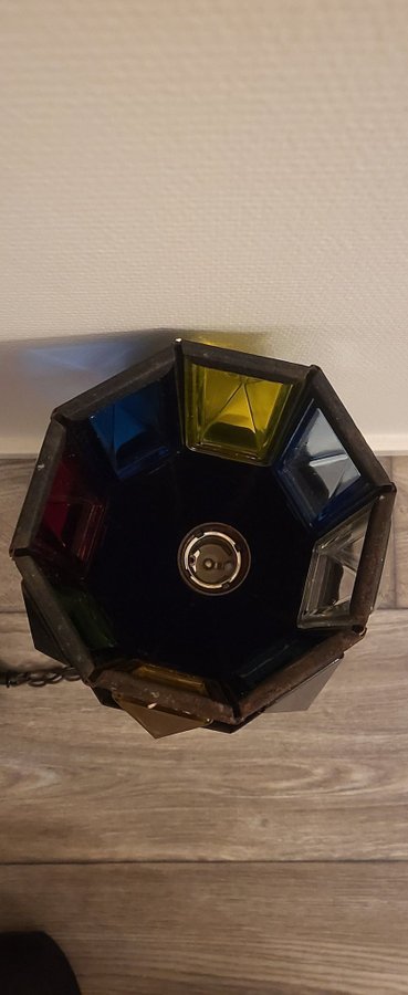 Hängande lampa med färgat glas