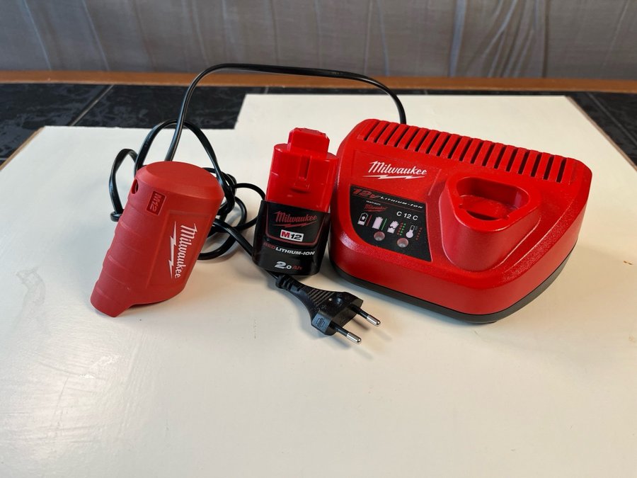 Milwaukee 12V Laddare och Batteri samt 12v addapter