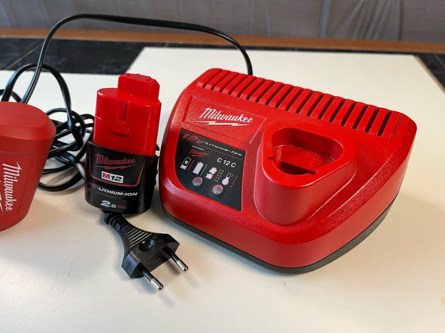 Milwaukee 12V Laddare och Batteri samt 12v addapter