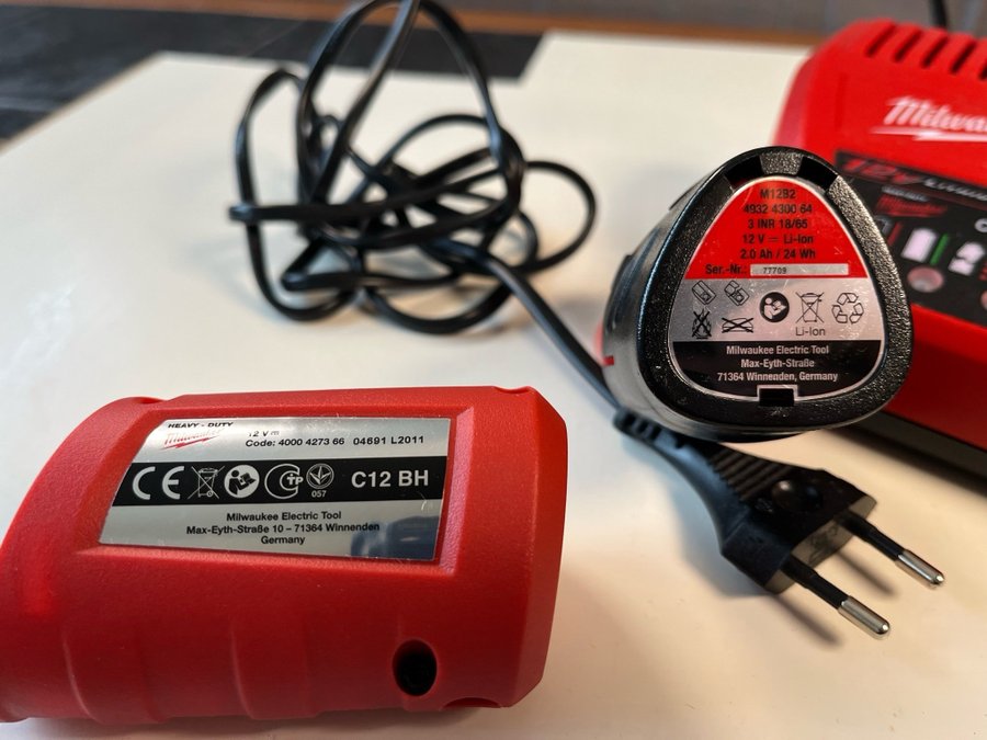 Milwaukee 12V Laddare och Batteri samt 12v addapter