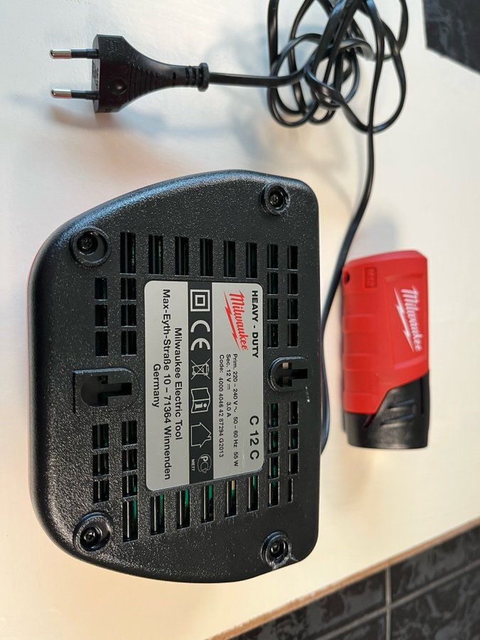 Milwaukee 12V Laddare och Batteri samt 12v addapter