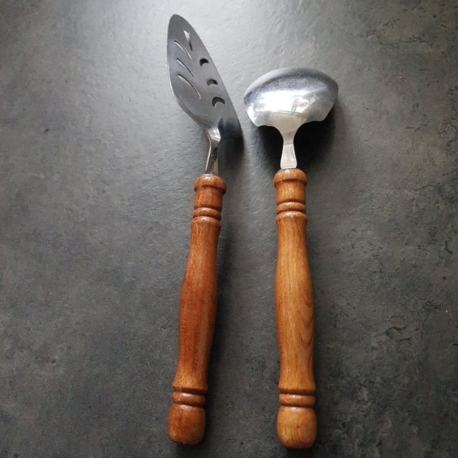 Serveringsset med trähandtag. Sked 23 cm,kniv 27,5 cm.