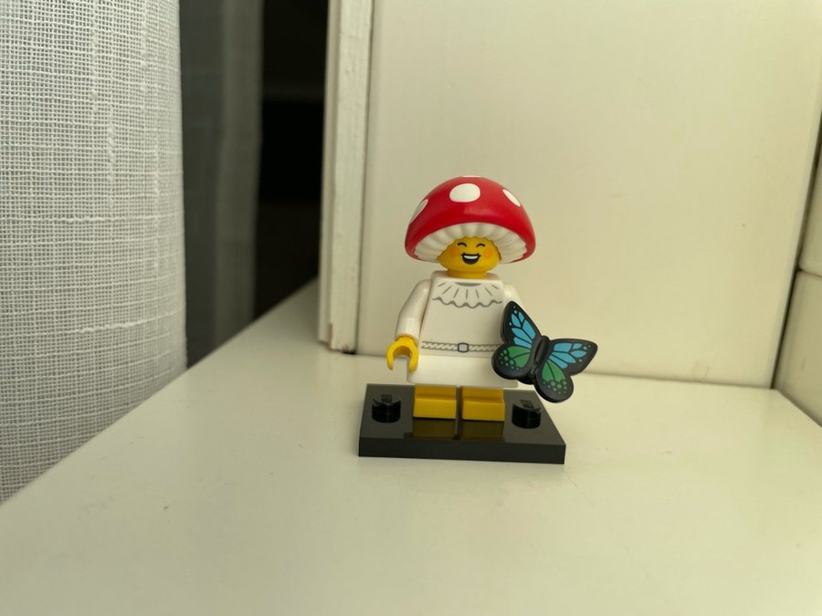 LEGO Minifigur - Kvinna med svamphatt och fjäril