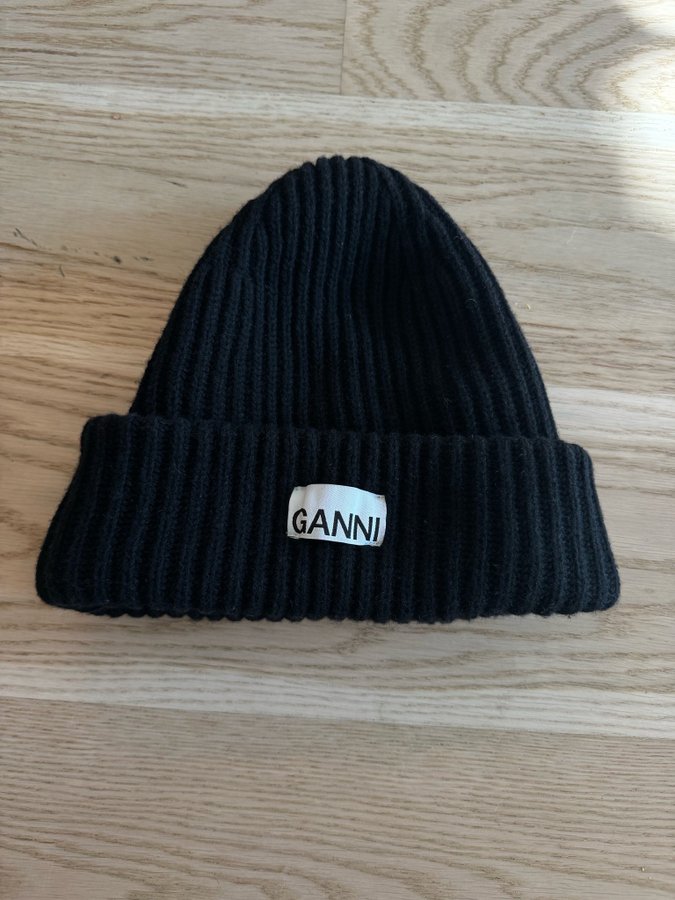 Ganni svart mössa Ganni structured rib beanie