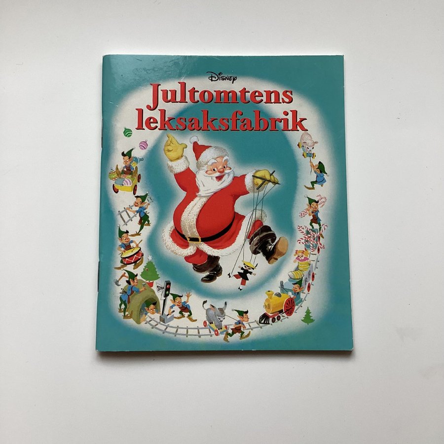 Liten söt julbok bok Jultomtens leksaksfabrik - Disney 10x12 cm