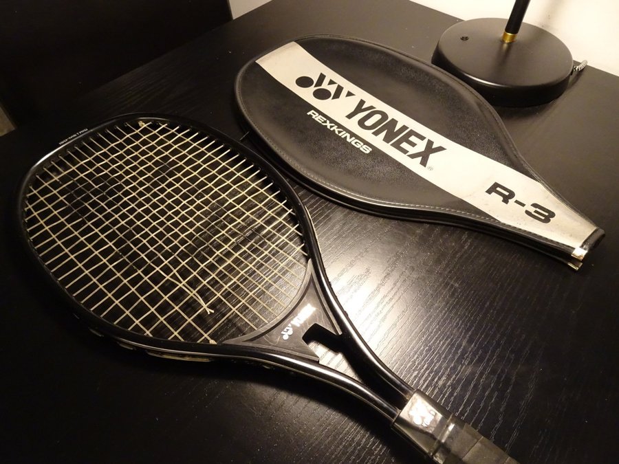 Yonex Tennisracket med väska och en tennisboll