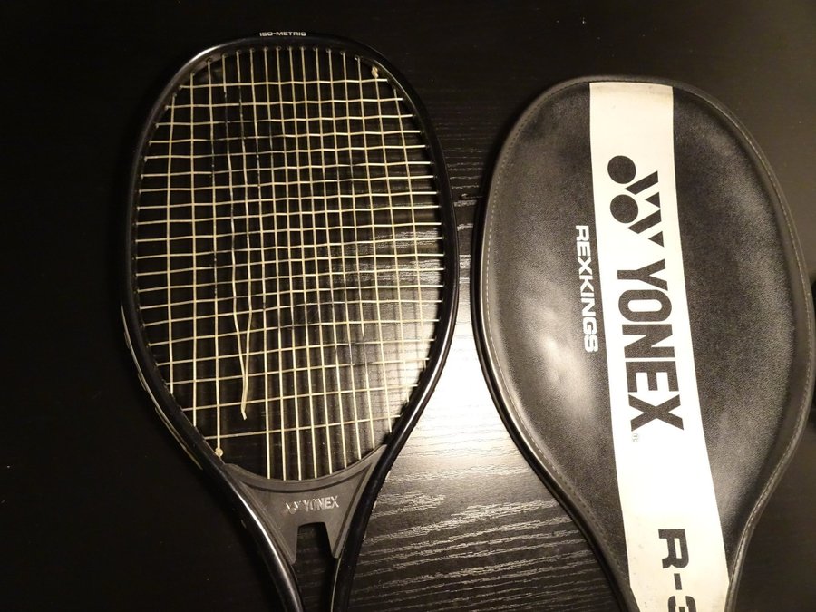 Yonex Tennisracket med väska och en tennisboll