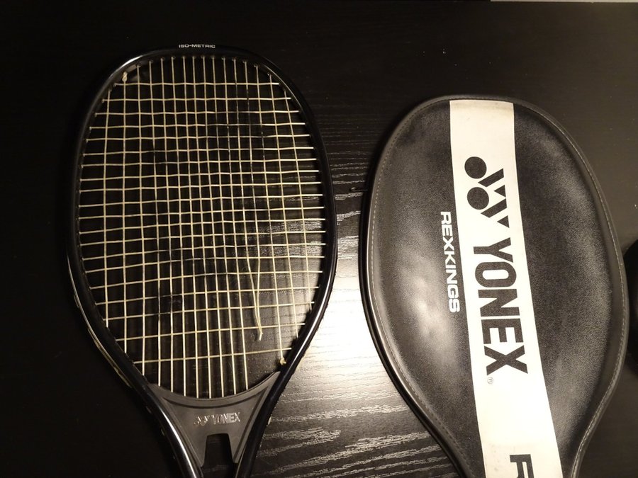 Yonex Tennisracket med väska och en tennisboll