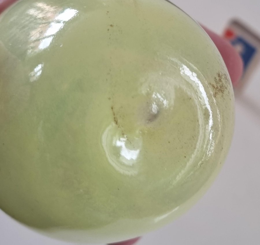 Vackert ljusgrönt glasäpple / äpple i glas av Gunilla Kihlgren - handblåst