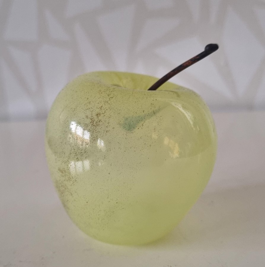 Vackert ljusgrönt glasäpple / äpple i glas av Gunilla Kihlgren - handblåst