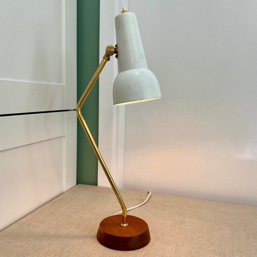 Bordslampa Mässing Teak Lackerad plåt EWÅ Värnamo Lampa Retro Midcentury Modern