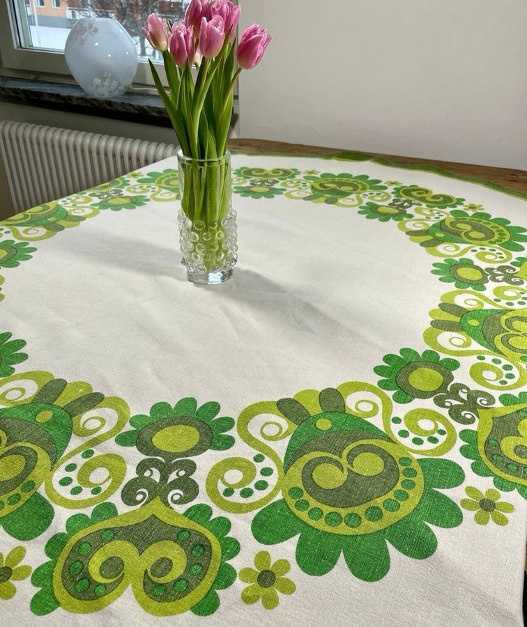 Retrotextil, rund bordsduk, vit med grönt mönster, 148 cm i diameter