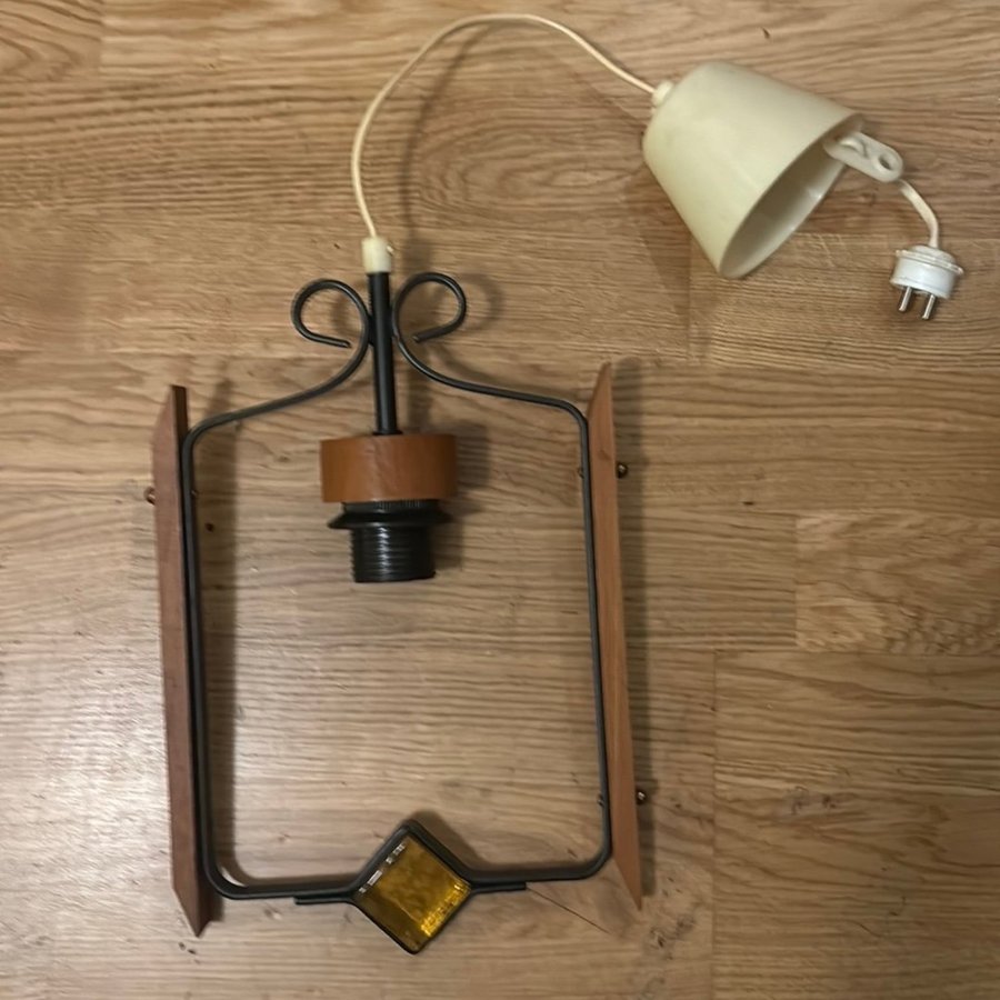 Taklampa / Fönsterlamps i trä och metall med glaskristall, retro, vintage