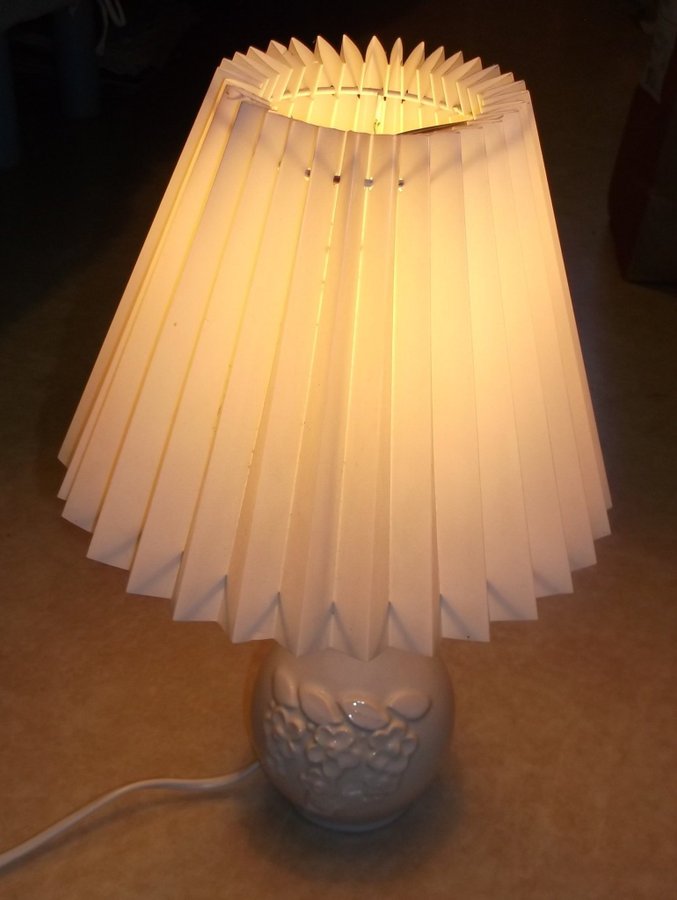 Bordslampa vit lampfot JIE Gantofta Sweden vit veckad lampskärm 1982 Vintage