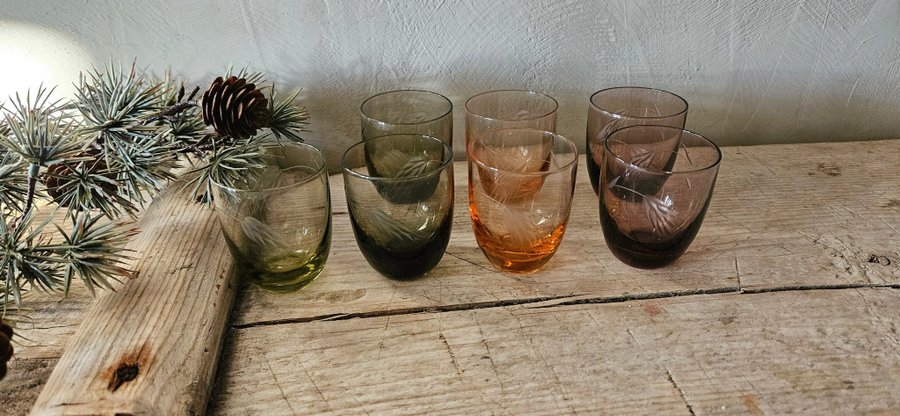 7 vintage snapsglas med gravyr