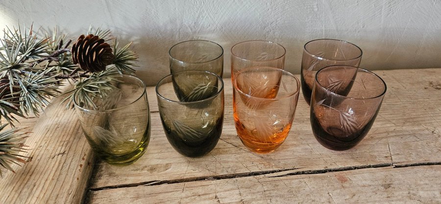 7 vintage snapsglas med gravyr