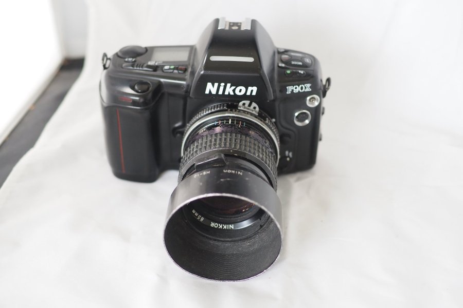 Nikon F90X med MF -26 bakstycke samt ett Manuellt nikon 85/2,0