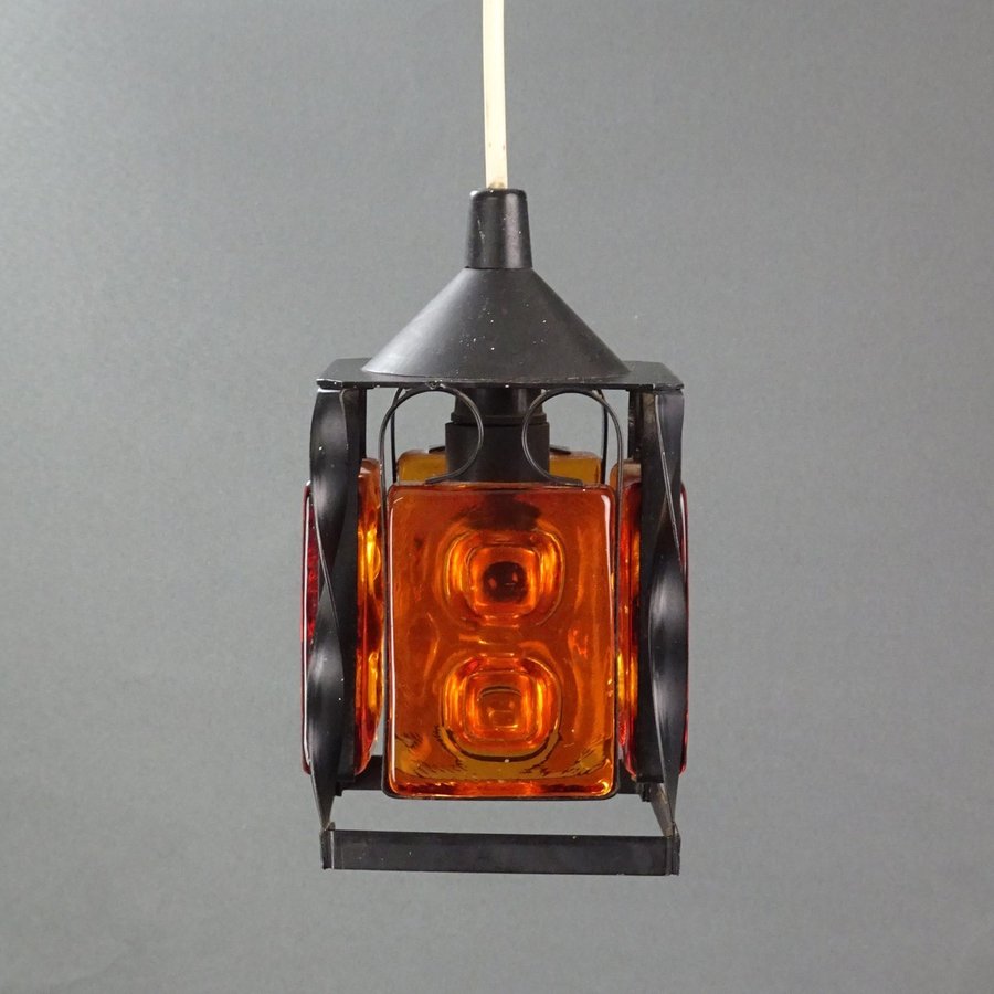 Äldre fönsterlampa i järn och orange glas retro vintage