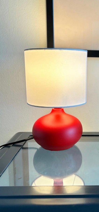 Rød bordlampe