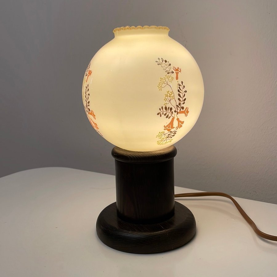 Vintage Markslöjd 1357 Trä Lampa med Runda Glas Lampskärm Beige  Blommor